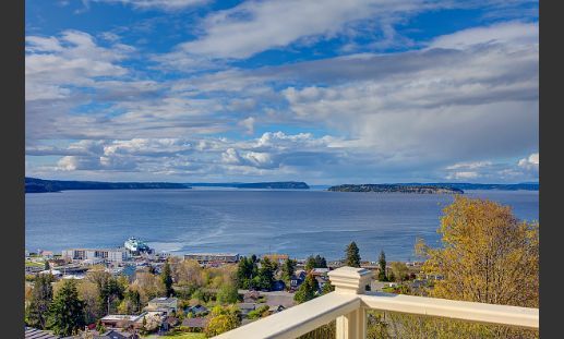 Staged Mulkilteo home on Loveland Ave Staged by Seattle Staged to Sell